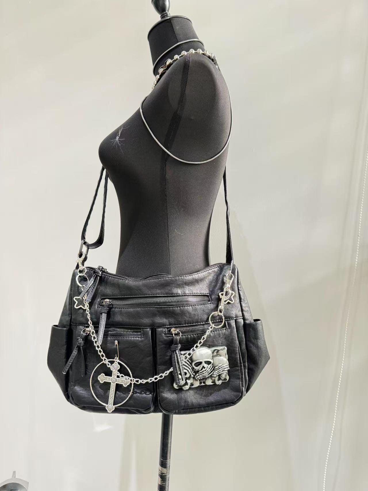 ショルダーバッグ・ポシェット ^MUCENT^ Glady Silver Chain Leather Shoulder Bag Unisex P000 Silver Atwood Chain-Embellished Shoulder Bag - CHARLES