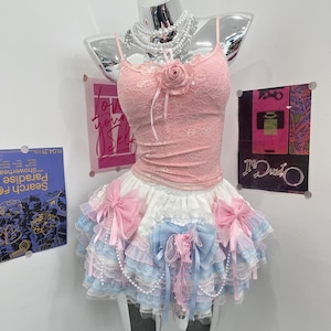 Rosa spetslinnetopp och pastellblåvit volangkort set, 3D-rosdekorerad söt J-fashion tvådelad outfit, kawaii volangkort med nivåer