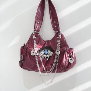 Y2k Einzigartige Augenklappe Umhängetasche Trendige Burgunder Handtasche mit stilvollen Anhänger und extra Umhängegurt Niedliche Umhängetasche