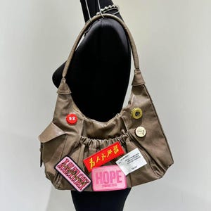 Y2K カラフルで楽しいパッチとランダムなボトルキャップのショルダーバッグ かわいいバッグ トレンディなパッチバッグ パンクなデイリーバッグ ユニークなショルダーバッグ