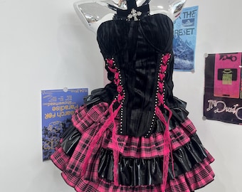 Schwarzes Samt-Korsett-Set ohne Träger, pinkfarbener karierter Stufenminirock, Gothic-J-Fashion, alternatives Halloween-Outfit