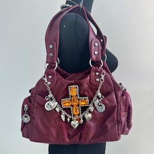 Y2k Einzigartige Gelbe Kreuz Umhängetasche Trendige Burgunder Handtasche mit stilvollen Anhängern und extra Umhängegurt Niedliche Umhängetasche