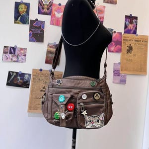 Boutons colorés beiges Y2k et capsules de bouteilles aléatoires sac à bandoulière mignon sac à bandoulière gothique tendance patch chat punk sac quotidien sac goth