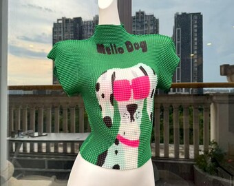 Top grafico Y2K plissettato: camicetta a maniche corte con stampa di cani fatta a mano