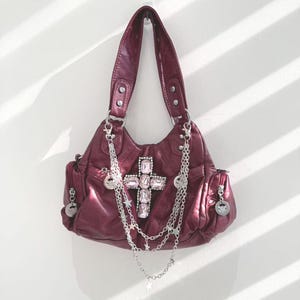 Y2k Einzigartige Augenklappe Umhängetasche Trendige Burgunder Handtasche mit stilvollen Anhänger und extra Umhängegurt Niedliche Umhängetasche