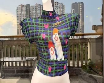 Top plissettato con stampa cartoon: camicetta streetwear Y2K fatta a mano