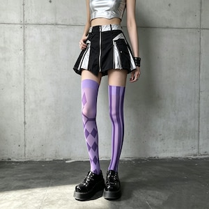 Medias altas hasta el muslo con estampado de rombos morados desiguales, estilo Harajuku Gyaru Scene Kid, Alt Punk.