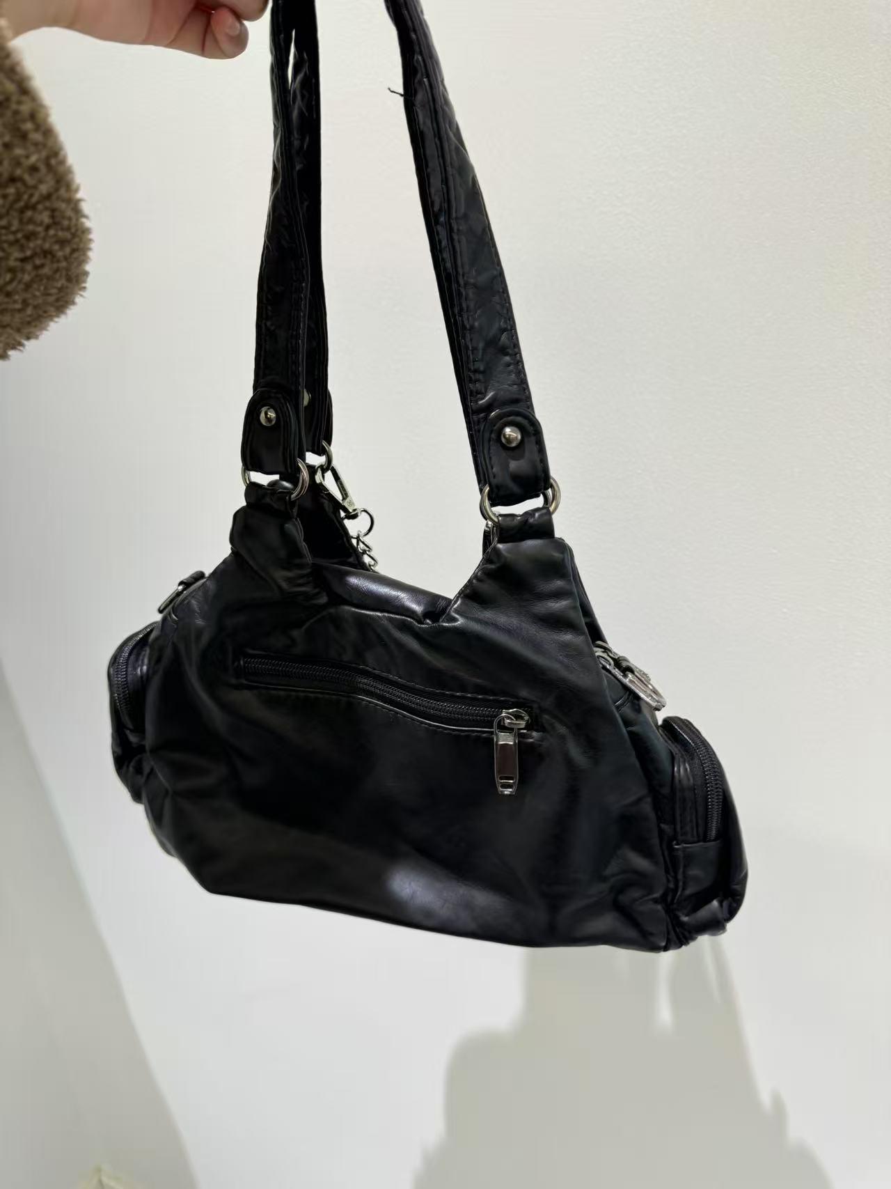 Y2Kパンクショルダーバッグ：チャームとクロスボディストラップ付き 
