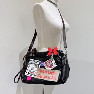 Y2k ユニーク レトロ パッチ クロス ボヘミアン ショルダーバッグ トレンディ ブラック ハンドバッグ クロスボディ ストラップ付き キュート クロスボディ パンク クール ユニーク バッグ