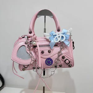 Y2k フェアリー ピンク ジャパンスタイル ユニーク レトロ ショルダーバッグ トレンディ ハンドバッグ クロスボディストラップ付き キュート クロスボディ クール チェーン ユニーク PU レザーバッグ