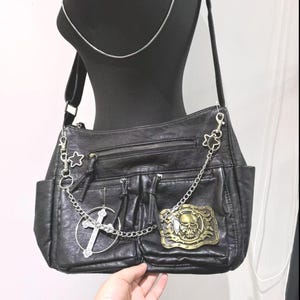 Messengertas met Goth Skull-patch: uniseks punkcrossbody met ketting