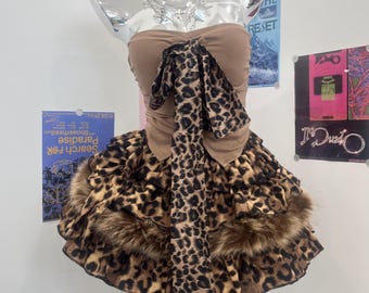 Conjunto de dos piezas con estampado de leopardo, minifalda escalonada con volantes de piel sintética, conjunto de camisola y top palabra de honor estilo Y2K Gyaru J-Fashion, ropa alternativa para fiestas de invierno.