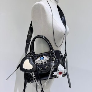 Y2k ブラックアイパッチ ジャパンスタイル ユニークなハンドバッグ バッグ トレンディなバッグ クロスボディストラップ付き キュートなクロスボディ クールなチェーン ユニークな PU レザーバッグ
