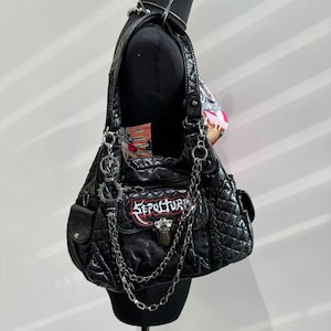 Y2k Sac à bandoulière gothique unique avec écusson tête de mort punk Sac à main noir à la mode avec des breloques élégantes et une bandoulière supplémentaire Joli sac punk à bandoulière