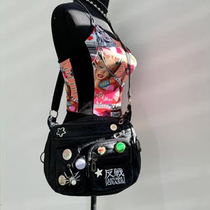 Y2k カラフルなボタンとランダムなボトルキャップのかわいいショルダーバッグ トレンディなゴス クロスボディバッグ パンク デイリーバッグ ゴス クロスボディバッグ