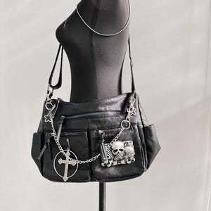 Sac messager unisexe gothique avec tête de mort, sac à bandoulière, sac à main noir à la mode avec une bandoulière punk élégante en chaîne