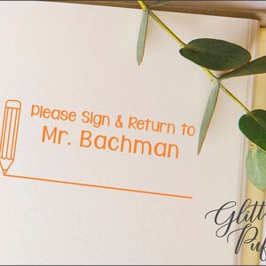 Pode incluir: Uma p&aacute;gina branca com um &iacute;cone de l&aacute;pis laranja e o texto "Por favor, assine e devolva a Mr. Bachman" com uma linha abaixo para uma assinatura. O texto "Glitter Puff" est&aacute; escrito em it&aacute;lico no canto inferior direito da p&aacute;gina.