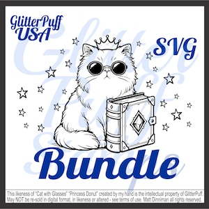 Puede incluir: Un diseño de paquete SVG en blanco y negro con un gato con gafas de sol y una corona, sosteniendo un libro. La palabra "Bundle" está escrita en azul debajo del gato. Las estrellas están dispersas alrededor del gato.