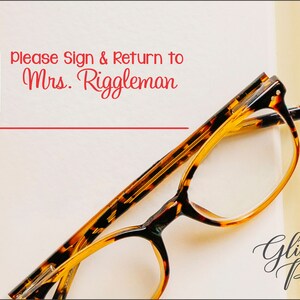 Pode incluir: Um &iacute;cone de l&aacute;pis vermelho com uma linha por baixo, o texto "please sign & return to Mrs. Riggleman" e um par de &oacute;culos de tartaruga sobre um fundo branco com o texto "Glitter Puff" em it&aacute;lico preto.