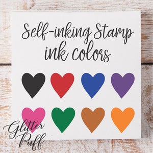 Pode incluir: Cores de tinta para carimbos auto-entintados em preto, vermelho, azul, roxo, rosa, verde, marrom e laranja. As cores s&atilde;o exibidas como cora&ccedil;&otilde;es. O texto "Glitter Puff" est&aacute; escrito em it&aacute;lico na parte inferior da imagem.