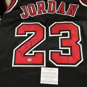 マイケル・ジョーダン（GOAT）直筆サイン入りシカゴ・ブルズカスタムブラックバスケットボールジャージ（COA付き） - XL - 520