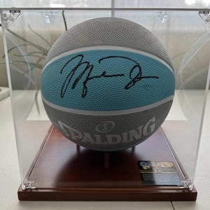 Michael Jordan signed North Carolina NC (North Carolina) Tar Heels autographed basketball in display case w/COA - 633
