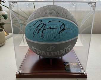 Michael Jordan signed North Carolina NC (North Carolina) Tar Heels autographed basketball in display case w/COA - 633