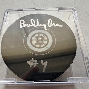 Bobby Orr signierte Boston Bruins handsignierten NHL Hockeypuck w / COA - 725