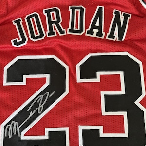 マイケル・ジョーダン（GOAT）直筆サイン入りシカゴ・ブルズカスタムサイン入りレッドバスケットボールジャージ（COA付き） - XL - 520