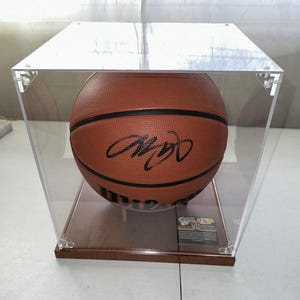 Lebron James signed Wilson basketball in display case - Los Angeles LA Lakers autographed - 627