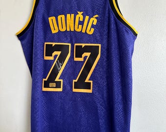 Luka Doncic signierte das individuelle Basketball-Trikot der Los Angeles LA Lakers mit dem COA - M 791