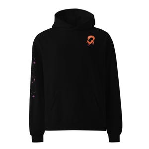 Könnte beinhalten: Schwarzer Kapuzenpullover mit Kängurutasche und Kapuze. Der linke Ärmel hat ein Muster aus rosa Sternen. Auf der oberen linken Brust befindet sich eine kleine orangefarbene Fuchsgrafik.