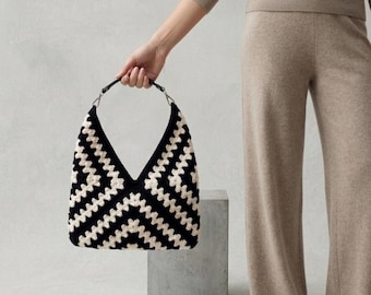 Sac hobo au crochet fait main, cabas carré grand-mère monochrome, poignée en cuir noir