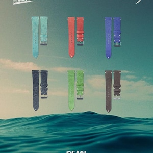 Könnte beinhalten: Eine Auswahl an Armbändern in verschiedenen Farben, darunter Türkis, Rot, Blau, Marine, Grün und Braun. Die Armbänder werden vor dem Hintergrund von Meer und Himmel präsentiert. Die Texte "WELCOME BACK STINGRAY" und "PEARL EDITION" sind sichtbar.