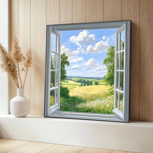Op de afbeelding: Een wit raamkozijn met uitzicht op een groen veld en een blauwe lucht met witte wolken. Het raam staat open en het veld is in de verte.