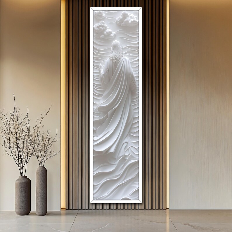K&ouml;nnte beinhalten: Wei&szlig;e 3D-Wandkunst, die eine Person in einem flie&szlig;enden Gewand darstellt, die auf Wasser mit Wolken im Hintergrund geht.