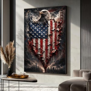 Könnte beinhalten: Ein vertikaler Wandkunstdruck mit einem Weißkopfseeadler-Kopf über einer zerfetzten amerikanischen Flagge. Der Hintergrund zeigt einen dunklen, stürmischen Himmel mit den Silhouetten der Freiheitsstatue, der Golden Gate Bridge und einer Skyline.
