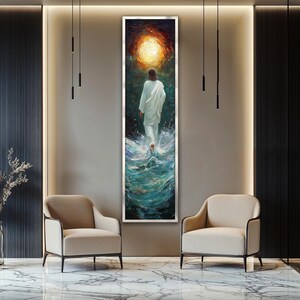 Op de afbeelding: Een schilderij van een man in een witte robe die over water loopt. Het water is blauw en groen, en de lucht is donkerblauw met een helder licht dat naar beneden schijnt. De man loopt naar het licht.