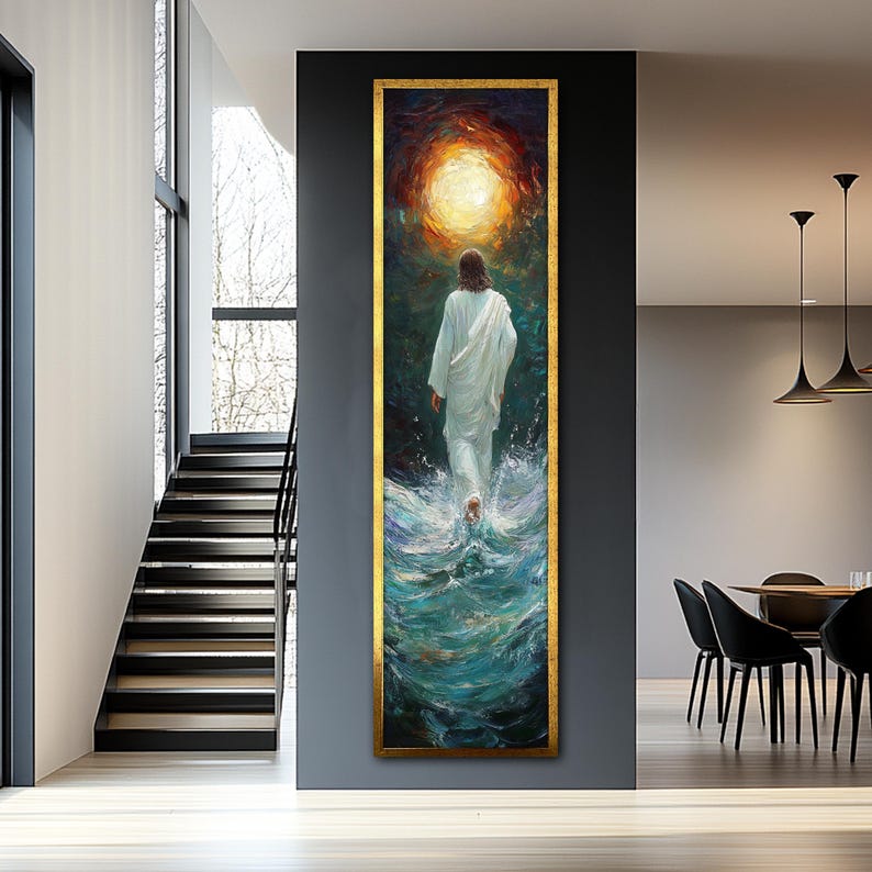 Op de afbeelding: Een schilderij van een man in een witte robe die over water loopt. Het water is diepblauw en groen. De man loopt naar een helder licht in de lucht. Het schilderij is ingelijst in goud.