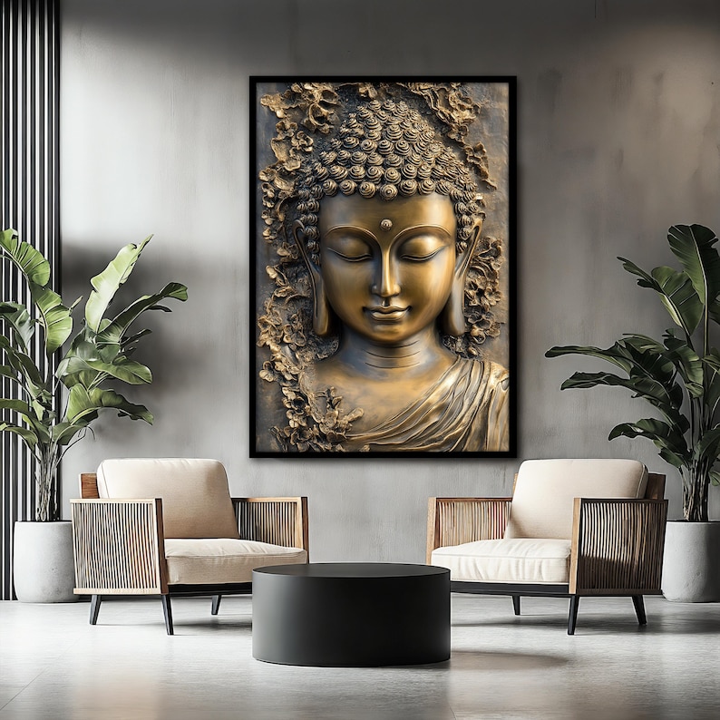 Pode incluir: Uma escultura de cabe&ccedil;a de Buda dourada com os olhos fechados, cercada por detalhes florais intrincados, enquadrada em uma moldura preta.