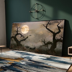 Könnte beinhalten: Ein großes, rechteckiges gerahmtes Wandbild, das eine dunkle, neblige Landschaft bei Nacht mit einem Vollmond, verdrehten kahlen Bäumen und verstreuten Kürbissen zeigt. Die Szene besticht durch eine gedämpfte Farbpalette aus Braun-, Grau- und sanften Gelbtönen des Mondlichts.
