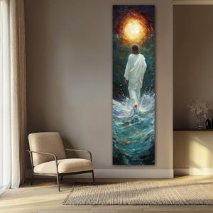 Op de afbeelding: Een schilderij van een persoon in witte gewaden die over water loopt. Het water is blauw en groen, en de lucht is donker met een helder licht dat naar beneden schijnt.