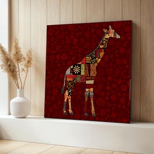 Può includere: Un'opera d'arte incorniciata raffigurante una silhouette di giraffa composta da toppe di tessuto. La giraffa si staglia su uno sfondo rosso scuro con un motivo floreale. L'opera è esposta su una mensola bianca, con un vaso di fiori secchi.