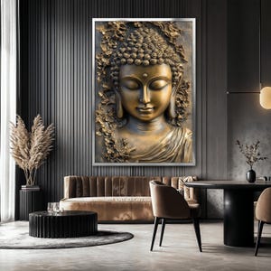 Pode incluir: Uma est&aacute;tua dourada de Buda com uma express&atilde;o serena, cercada por intrincados detalhes florais, &eacute; apresentada em uma obra de arte emoldurada. A obra &eacute; exibida contra uma parede cinza escura.