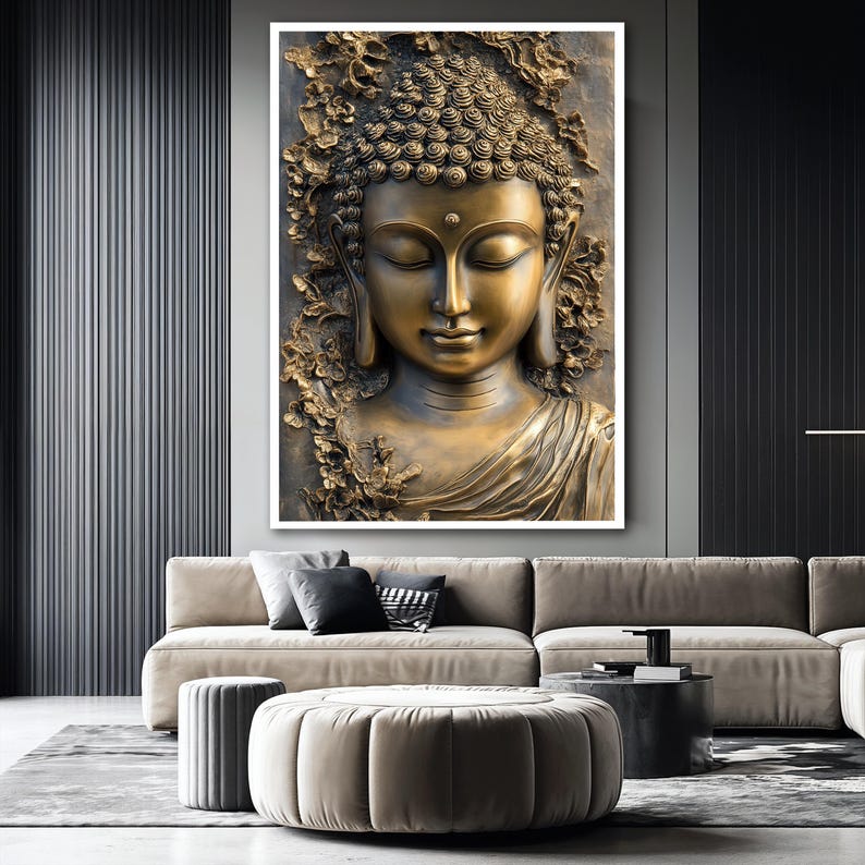 Pode incluir: Uma est&aacute;tua dourada de Buda com uma express&atilde;o serena, esculpida com detalhes intrincados. A est&aacute;tua &eacute; cercada por motivos florais e colocada sobre um fundo escuro.