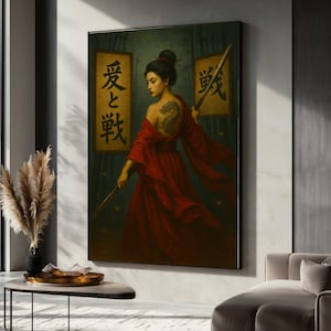 Puede incluir: Una obra de arte enmarcada que representa a una mujer con un vestido rojo sosteniendo una espada. La mujer tiene un tatuaje de dragón en la espalda. Dos paneles con caracteres japoneses la flanquean. La obra de arte se exhibe en un espacio de vida moderno.