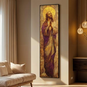 Può includere: Un dipinto di Gesù Cristo con un'aureola dorata, che prega con le mani giunte. Indossa una tunica viola e sta in piedi su uno sfondo strutturato.