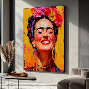 Könnte beinhalten: Ein lebendiges Porträt einer Frau mit geschlossenen Augen und fröhlichem Ausdruck. Sie trägt einen floralen Kopfschmuck mit roten und gelben Blumen und baumelnden Ohrringen. Das Kunstwerk zeichnet sich durch kräftige Pinselstriche und eine warme Farbpalette aus Gelb, Rot und Orange aus.