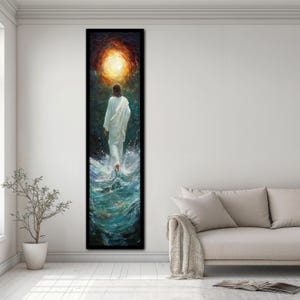 Op de afbeelding: Een schilderij van een persoon in een witte robe die over water loopt. De persoon loopt naar een helder licht in de lucht. Het water is blauw en groen en er zijn golven.