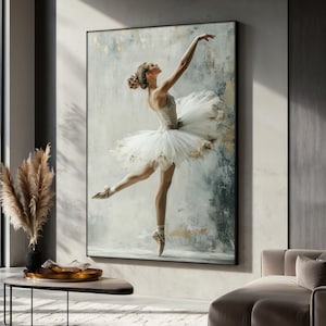 Op de afbeelding: Een schilderij van een ballerina in een witte tutu met gouden accenten, dansend op een lichtblauwe en gouden achtergrond.